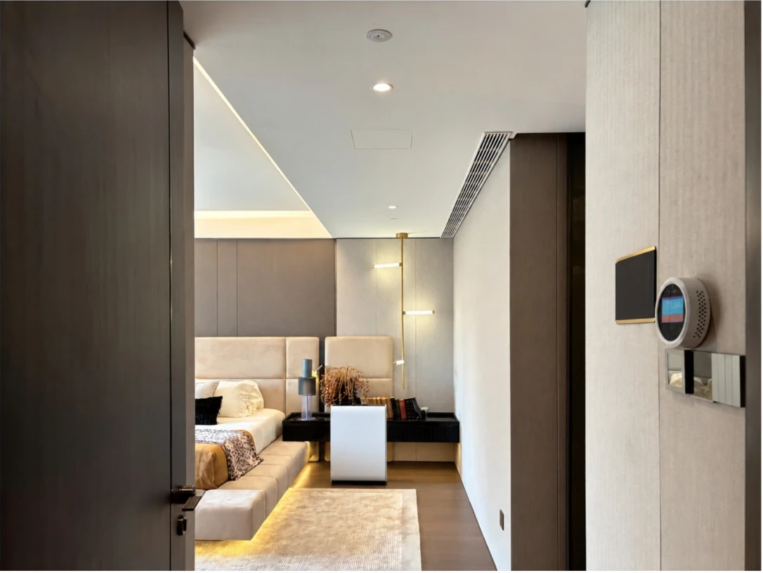 Room with a wall-mounted oxygen outlet and control panel